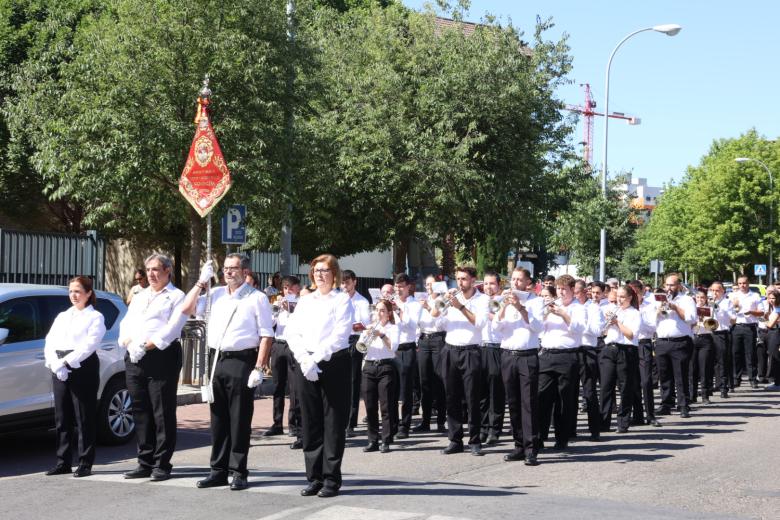 La hermandad de la Sagrada Cena vive su Corpus Christi en el barrio de Poniente