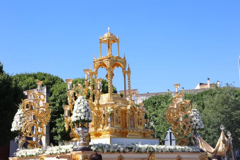 La hermandad de la Sagrada Cena vive su Corpus Christi en el barrio de Poniente