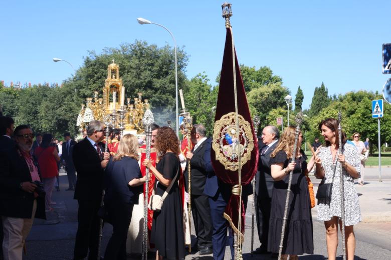 La hermandad de la Sagrada Cena vive su Corpus Christi en el barrio de Poniente