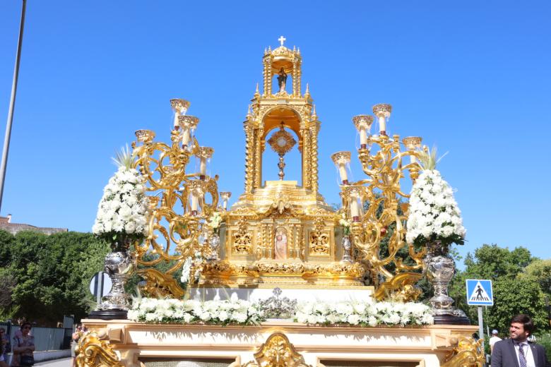 La hermandad de la Sagrada Cena vive su Corpus Christi en el barrio de Poniente