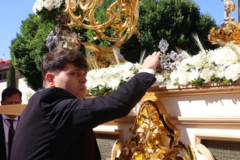 La hermandad de la Sagrada Cena vive su Corpus Christi en el barrio de Poniente