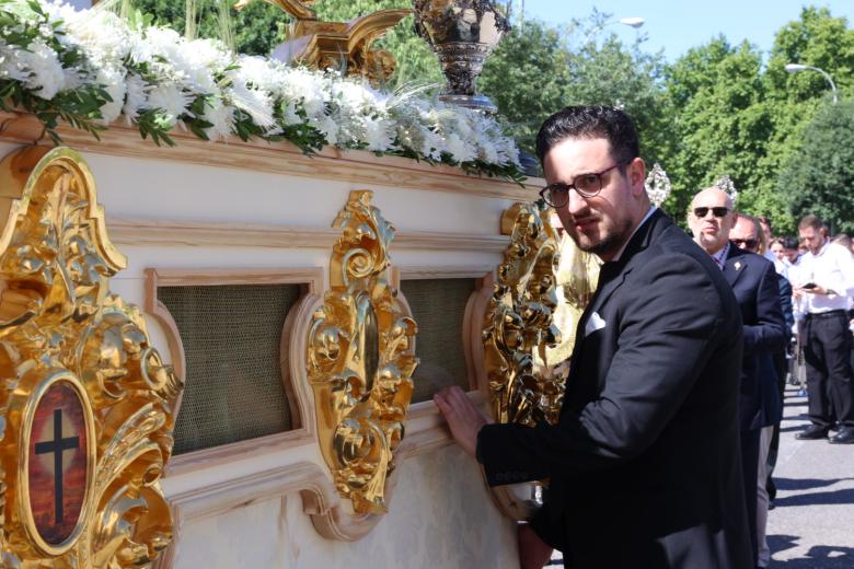 La hermandad de la Sagrada Cena vive su Corpus Christi en el barrio de Poniente