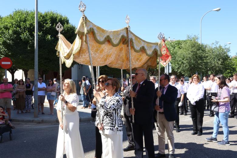 La hermandad de la Sagrada Cena vive su Corpus Christi en el barrio de Poniente