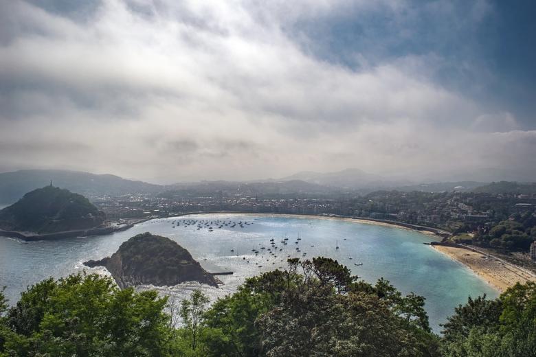 San Sebastián, País Vasco: Esta ciudad es famosa por sus playas, como La Concha y Zurriola, su vibrante escena culinaria con pintxos de clase mundial y su festival internacional de cine en septiembre.