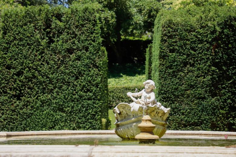 Esta obra monumental se la debemos principalmente al reputado arquitecto Ventura Rodríguez, fuente a la que da nombre, ubicada en el centro de los jardines del Palacio de Liria.