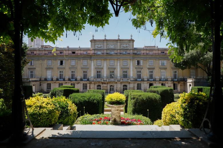 Los jardines del Palacio de Liria son conocidos por su variedad de estilos y épocas. Están situados en el epicentro de Madrid y han sido embellecidos por Ventura Rodríguez, Forestier, Sabatini y los propios duques de Alba.