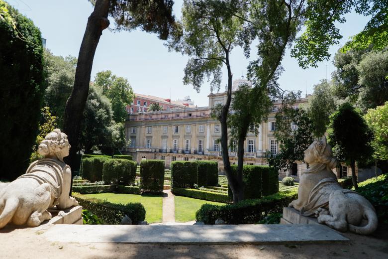 La visita está estructurada en un paseo por la belleza de los jardines, pero también un paseo por la historia del paisajismo, la historia del edificio y su entorno, la colección escultórica y la colección botánica.