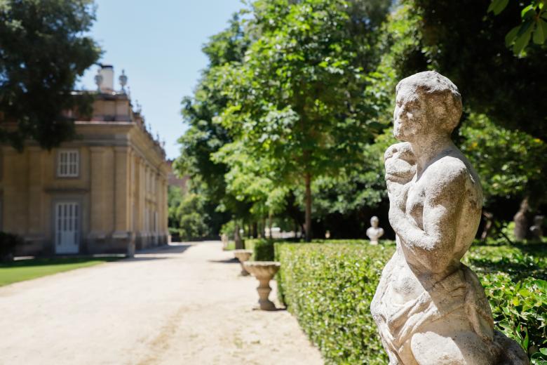 En los accesos al jardín trasero predomina el estilo de Versalles, con esculturas del siglo XVIII y estatuas de animales fantásticos dispersas por varias zonas.