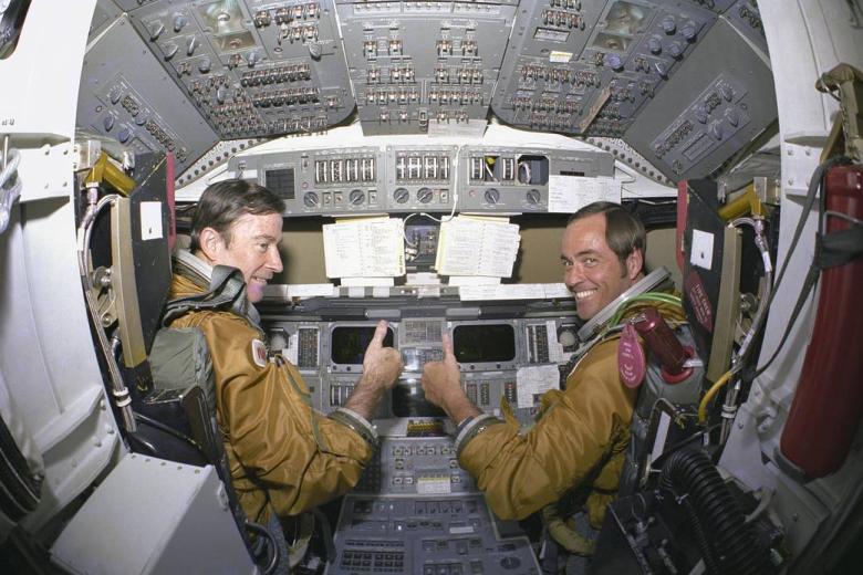 Los astronautas de la primera misión del transbordador espacial, el comandante John Young y el piloto Robert Crippen, descansando después de un duro entrenamiento en la cubierta de vuelo del transbordador Columbia