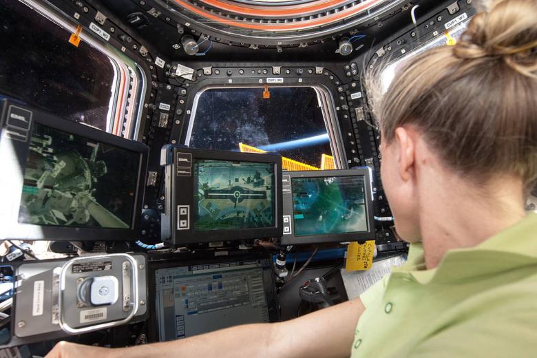 Karen Nyberg, ingeniera de vuelo de la Expedición 36 y astronauta de la NASA, en la estación de trabajo de robótica en la cúpula de la Estación Espacial Internacional participando en una actividad de entrenamiento a bordo en preparación para el agarre y atraque del conjunto japonés "Kounotori" H2 Transfer Vehicle-4 (HTV-4)