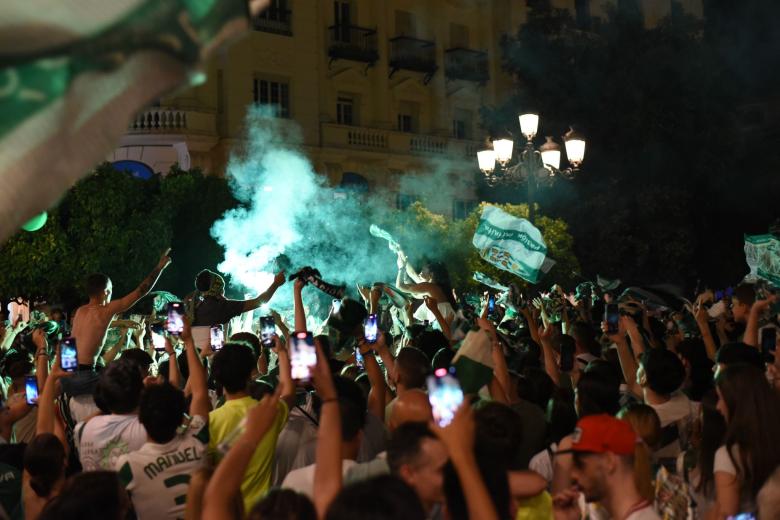 Los aficionados celebran el ascenso a Segunda del Córdoba en Las Tendillas