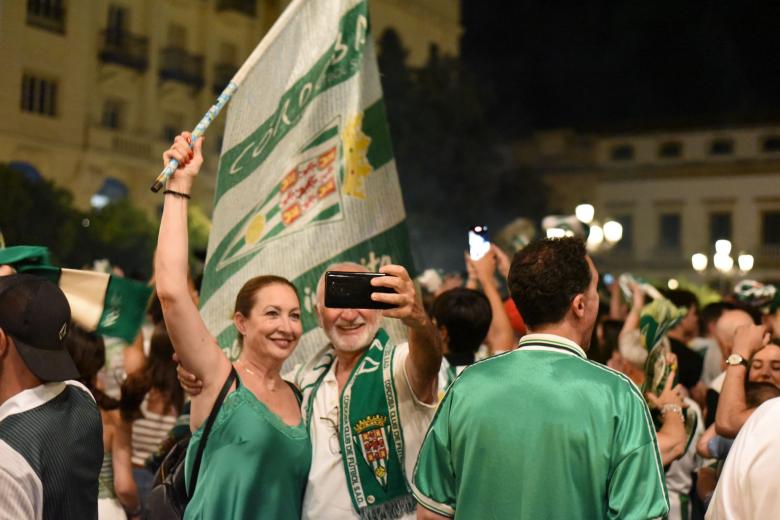 Los aficionados celebran el ascenso a Segunda del Córdoba en Las Tendillas