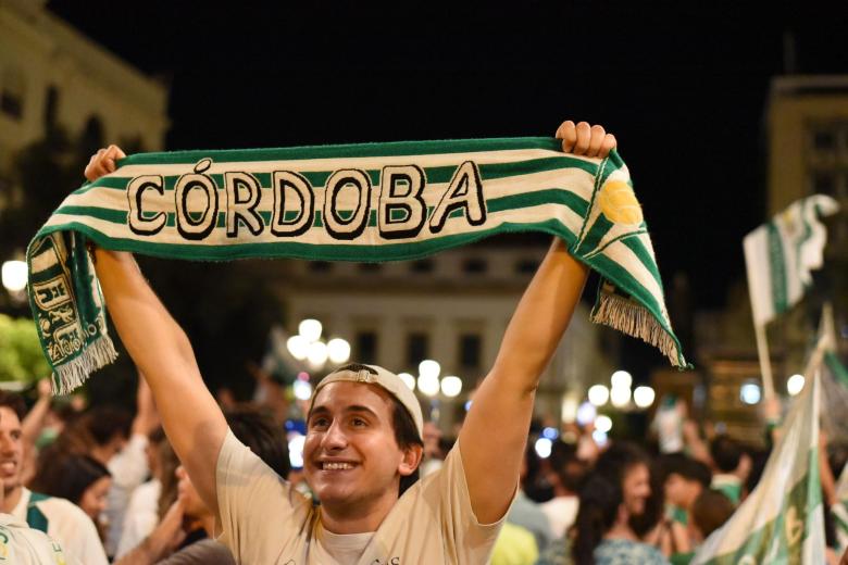 Los aficionados celebran el ascenso a Segunda del Córdoba en Las Tendillas