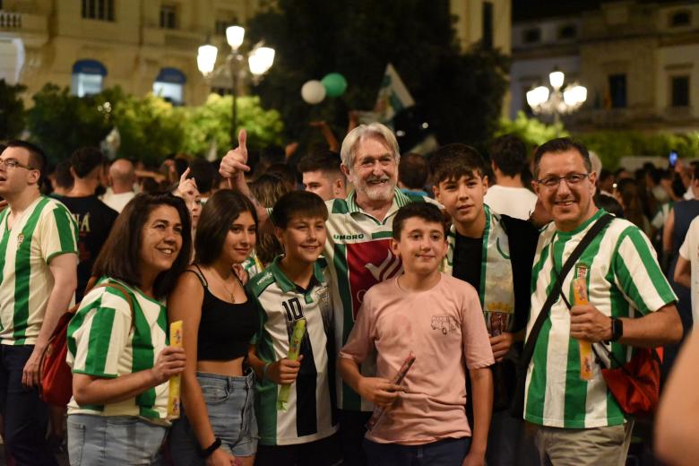 Los aficionados celebran el ascenso a Segunda del Córdoba en Las Tendillas