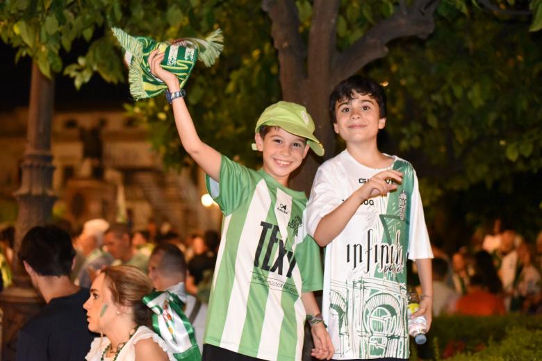 Los aficionados celebran el ascenso a Segunda del Córdoba en Las Tendillas