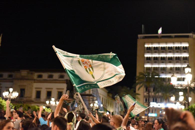 Los aficionados celebran el ascenso a Segunda del Córdoba en Las Tendillas