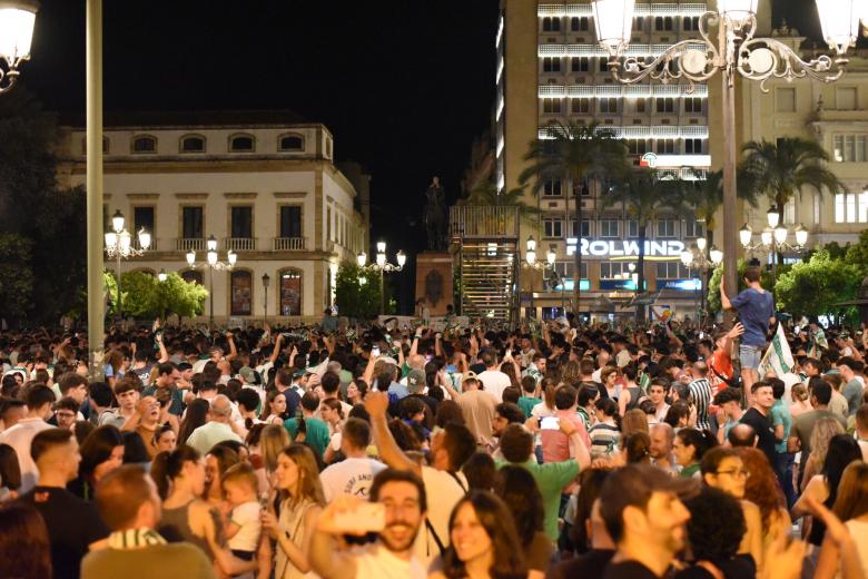 Los aficionados celebran el ascenso a Segunda del Córdoba en Las Tendillas