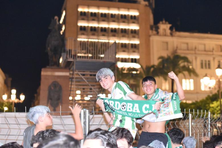 Los aficionados celebran el ascenso a Segunda del Córdoba en Las Tendillas