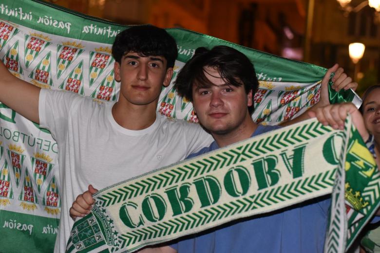 Los aficionados celebran el ascenso a Segunda del Córdoba en Las Tendillas