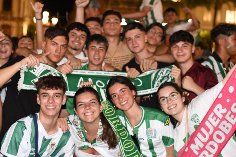 Los aficionados celebran el ascenso a Segunda del Córdoba en Las Tendillas