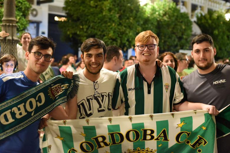 Los aficionados celebran el ascenso a Segunda del Córdoba en Las Tendillas