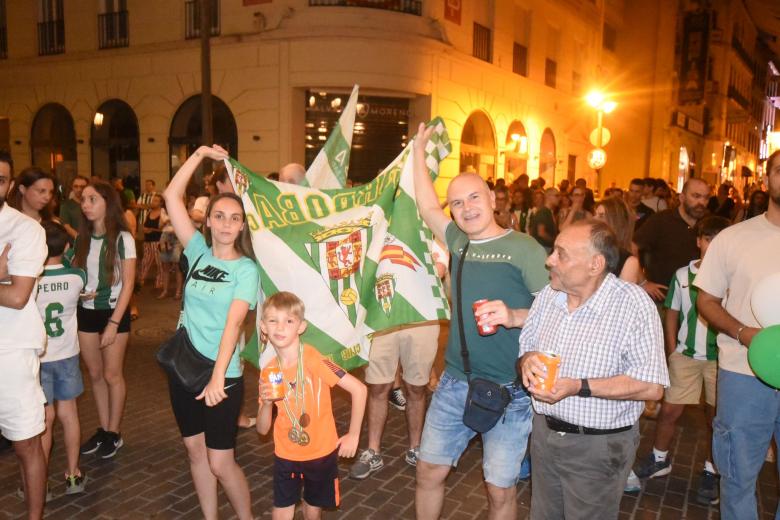 Los aficionados celebran el ascenso a Segunda del Córdoba en Las Tendillas