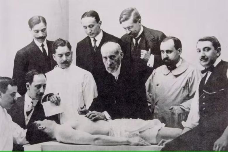 Célebre fotografía de una clase de disección de Ramón y Cajal, por Alfonso Sánchez García en 1915