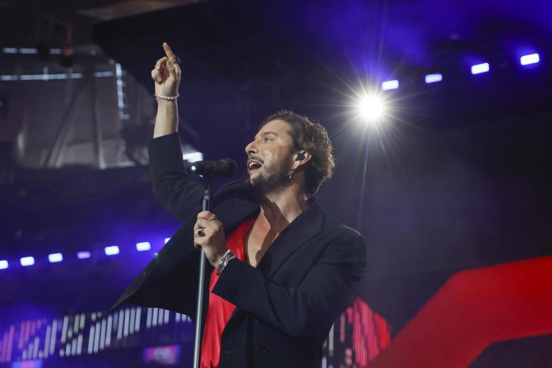 MADRID, 29/06/2024.- El cantante Manuel Carrasco durante el concierto ofrecido este sábado en el estadio Santiago Bernabéu, en Madrid. EFE/Juanjo Martín