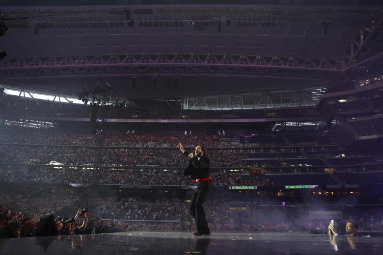 MADRID, 29/06/2024.- El cantante Manuel Carrasco durante el concierto ofrecido este sábado en el estadio Santiago Bernabéu, en Madrid. EFE/Juanjo Martín