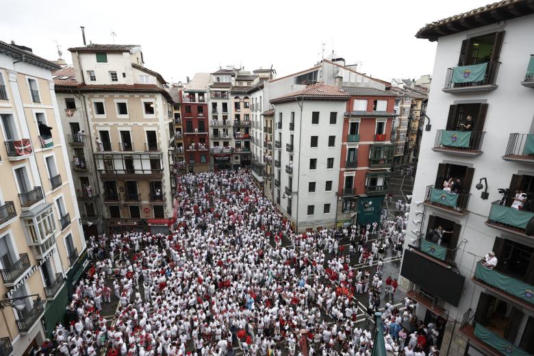 Vista de la plaza del Ayuntamiento en Pamplona que se convierte este sábado con el lanzamiento del chupinazo a mediodía en la capital mundial de la fiesta, una definición que no dejará hasta dentro de 9 días, cuando en la medianoche del 14 de julio se entone el conocido y triste 'Pobre de mí'