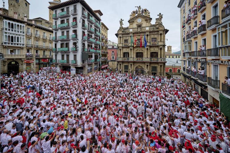 Imagen panorámica de la plaza Consistorial de Pamplona abarrotada de gente