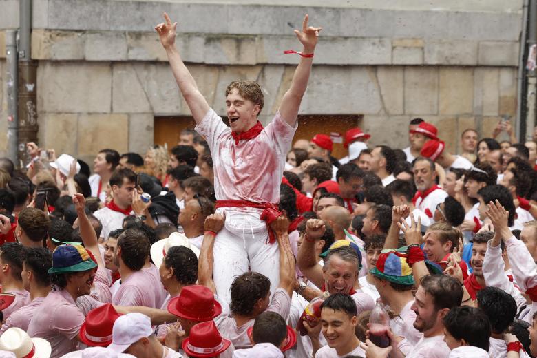 Varias personas celebran el chupinazo en Pamplona