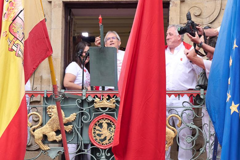 Balcón del Ayuntamiento de Pamplona en el momento del chupinazo