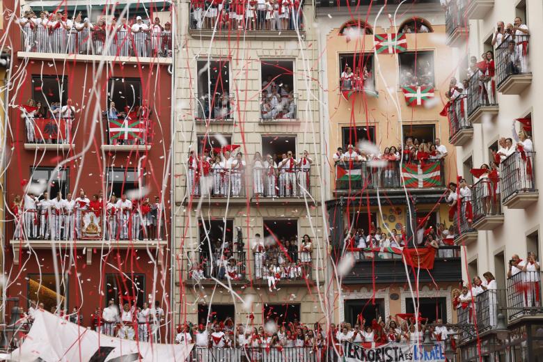 Confeti entre la gente después del chupinazo en Pamplona