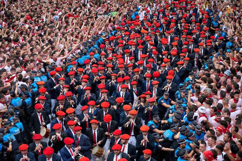 Los tradicionales gaiteros tocan en la plaza Consistorial de Pamplona durante el chupinazo