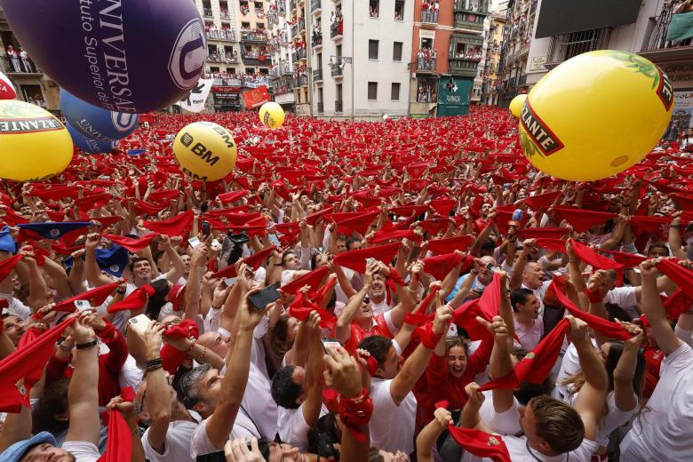 Lanzamiento del chupinazo, que da inicio a los Sanfermines 2024, hasta dentro de nueve días, cuando se entone el triste 'Pobre de mí'