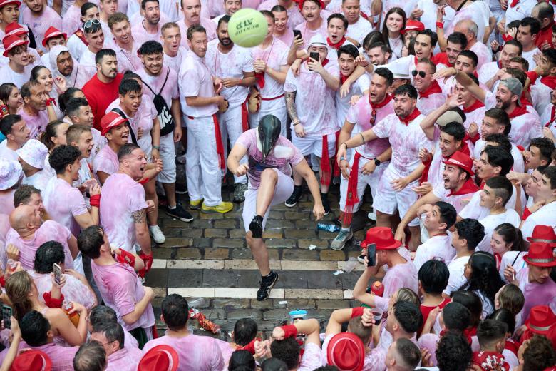 Varias personas festejan el inicio de los Sanfermines 2024