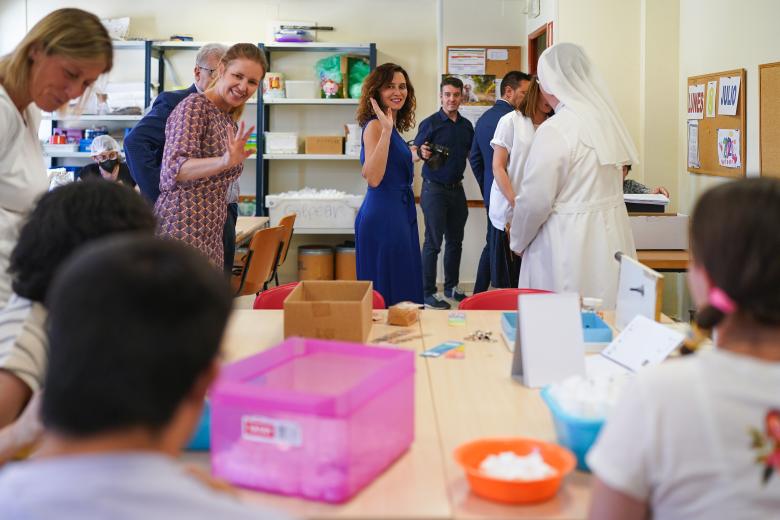 Isabel Díaz Ayuso visita a las monjas de la Casa Teresa