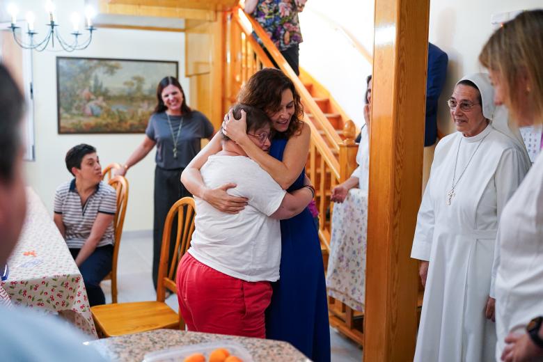 Isabel Díaz Ayuso visita a las monjas de la Casa Teresa