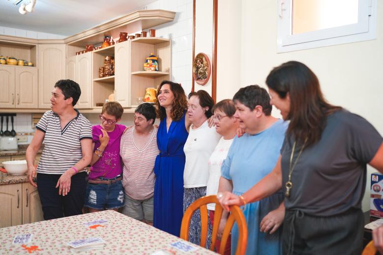 Isabel Díaz Ayuso visita a las monjas de la Casa Teresa