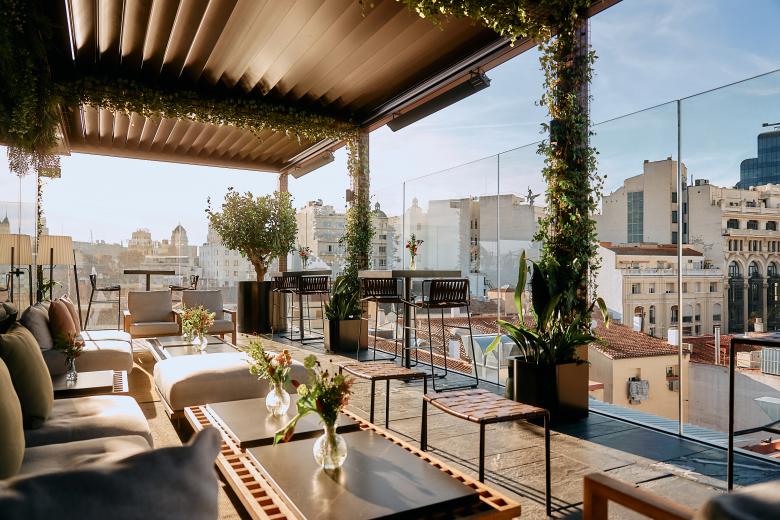 El rooftop de Thompson Madrid ofrece una cuidada propuesta gastronómica, diseñada por Familia La Ancha, responsables del universo foodie del hotel. Basada en snacks y bocados ligeros con aroma estival, la carta sencilla y fresca, ofrece opciones que nunca fallan como las croquetas de jamón, las bravas, los calamares o una cheeseburger, que se entremezclan con otras elaboraciones más originales como poke de salmón marinado y mango con mayo kimchi, la