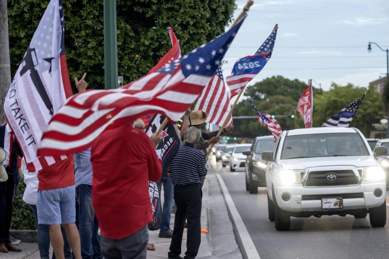 Tras lo ocurrido, los simpatizantes de Trump han seguido apoyando al expresidente a la salida del recinto.