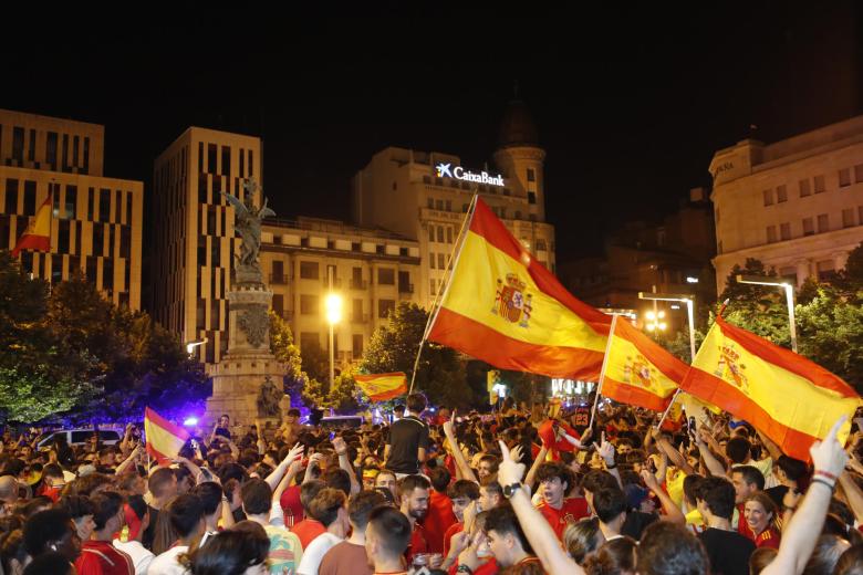 La Plaza de España de Zaragoza ha roto a celebrar con el pitido final