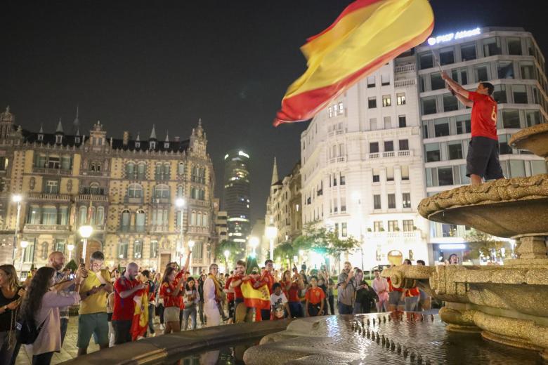 Un aficionado ondea la bandera española durante los festejos tras la final en Bilbao