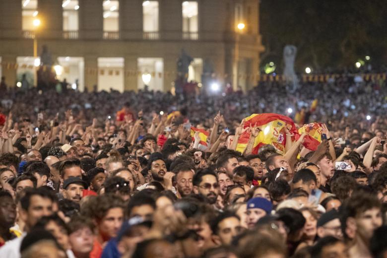 La Plaza de Cataluña (en Barcelona) ha dejado una de las estampas más impresionantes de este domingo de celebración