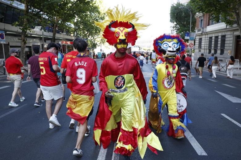 Algunos de los aficionados que han acudido a la pantalla gigante de Colón