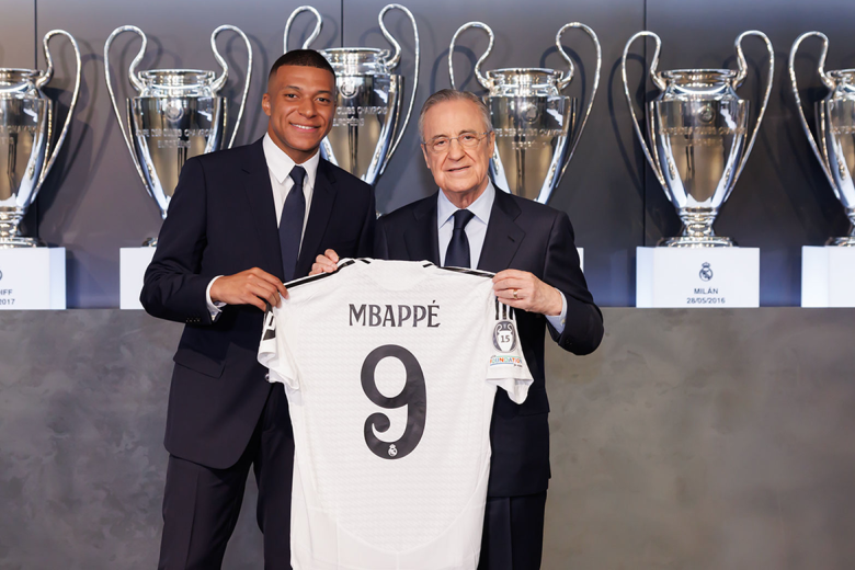 Florentino Pérez y Kylian Mbappé con la camiseta del Real Madrid