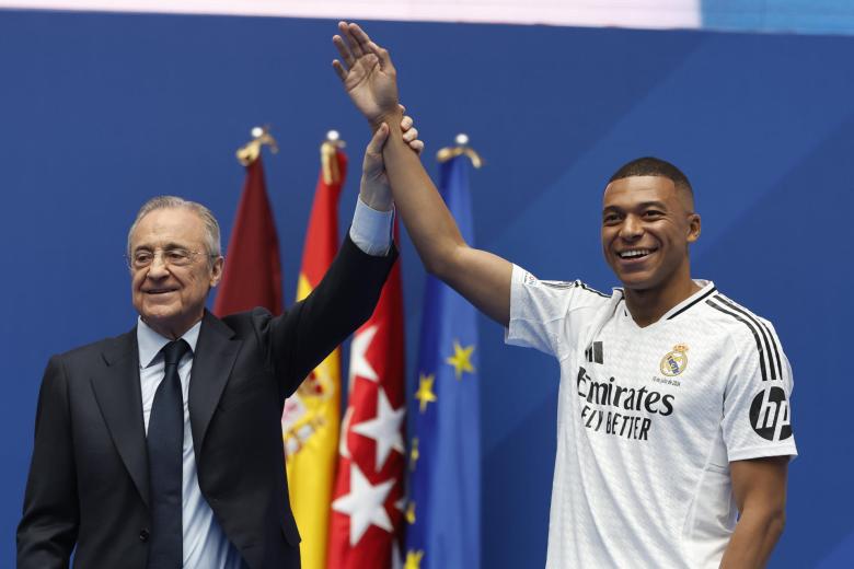 El presidente del Real Madrid, Florentino Pérez (i) durante la presentación del francés Kylian Mbappé (d)