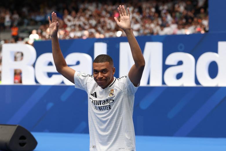 Kylian Mbappe en su salida del túnel de vestuarios como nuevo futbolista del Real Madrid