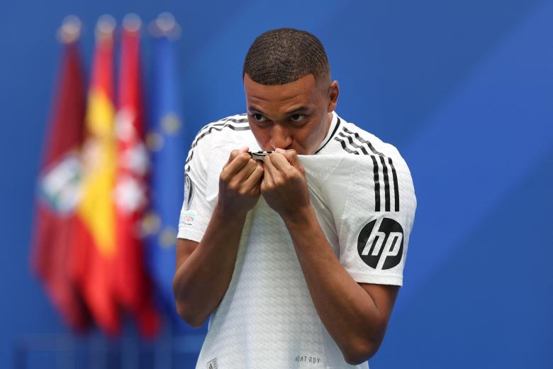 Kylian Mbappé besa el escudo del Real Madrid en su presentación